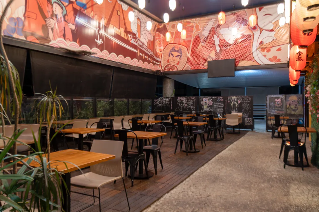 Área de refeições do restaurante Donburi, em vista ampla