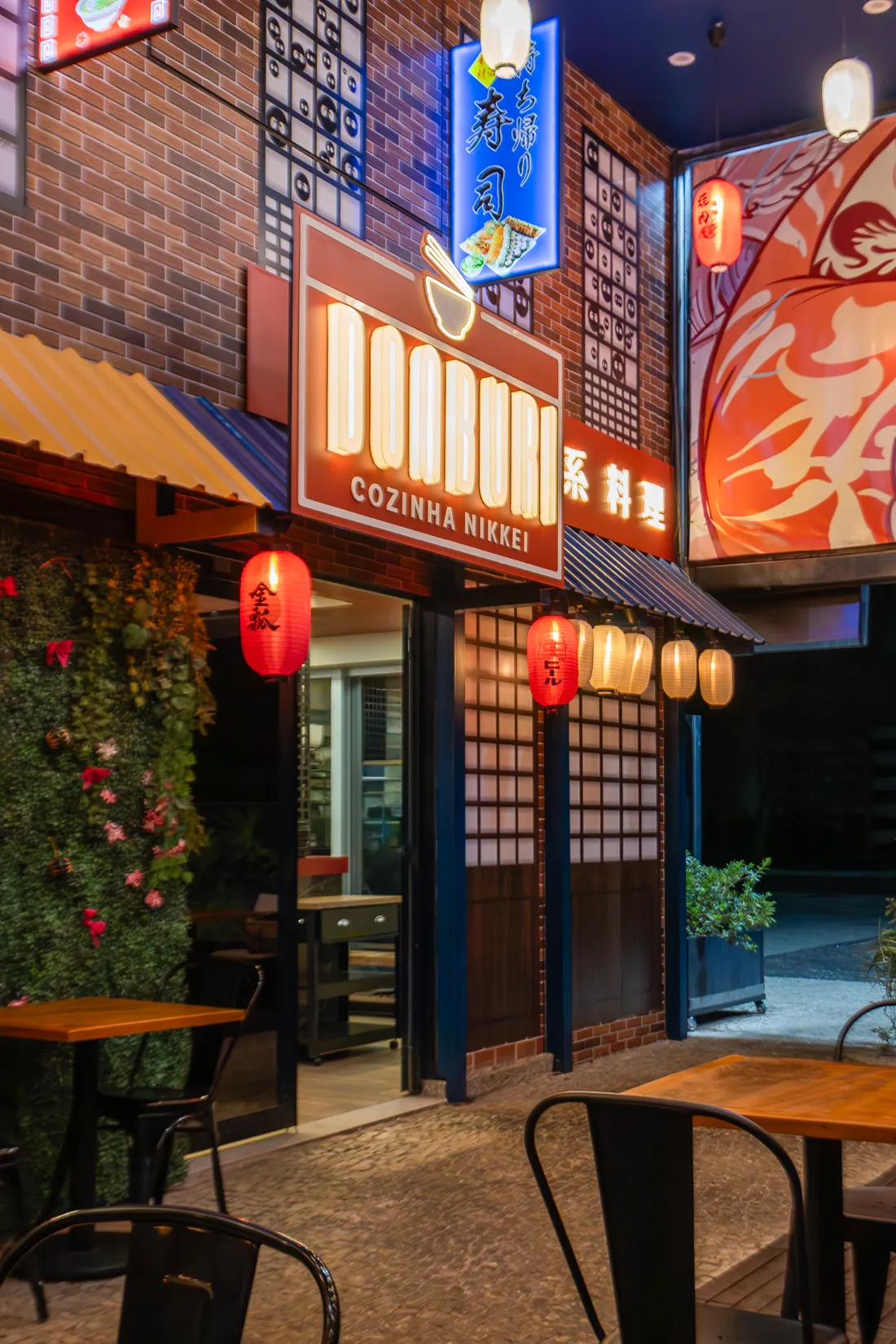 Entrada do restaurante Donburi, vista da área externa de refeições