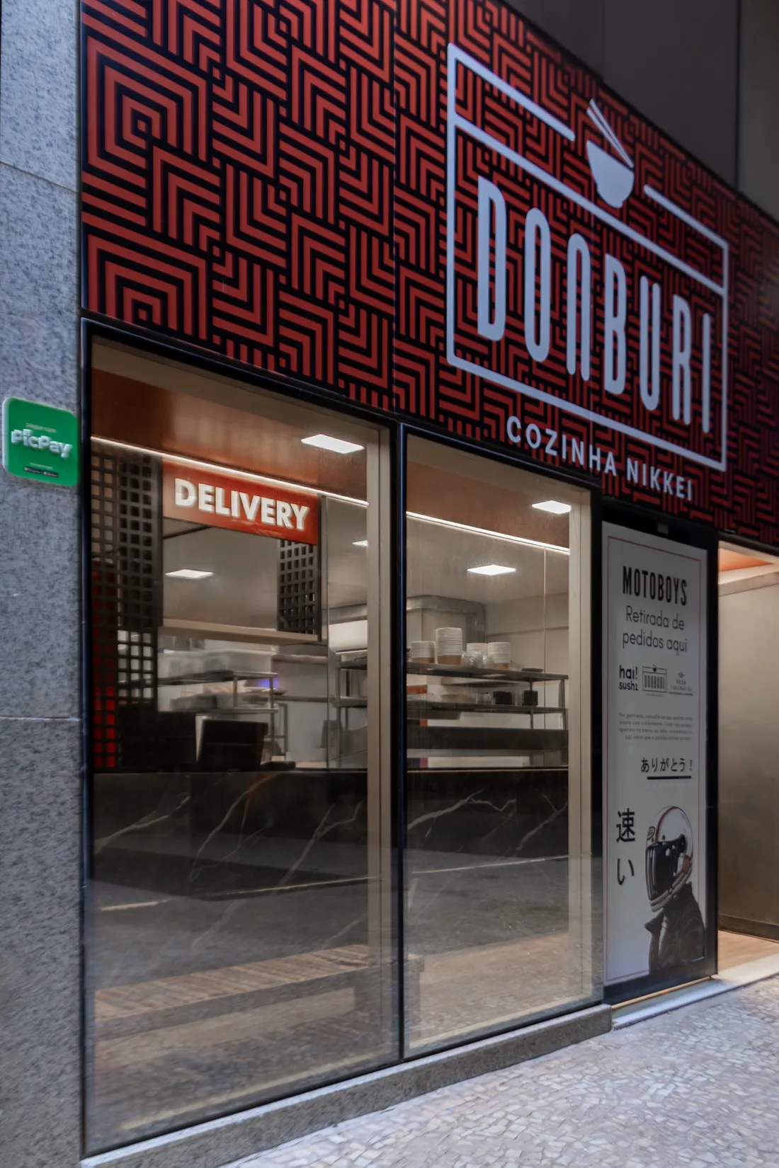 Fachada do restaurante Donburi, vista de lado