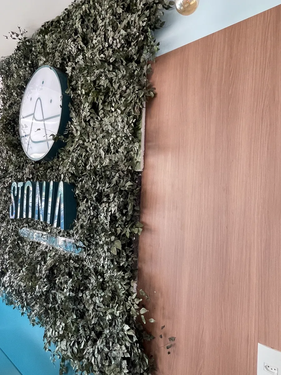 Parede interna da loja Stonia Shopping Sul, vista de outro ângulo